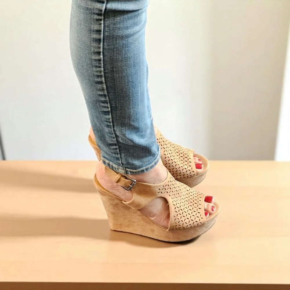 CHINESE LAUNDRY Women's Studded Wedge Sandals Size 7.5 M
